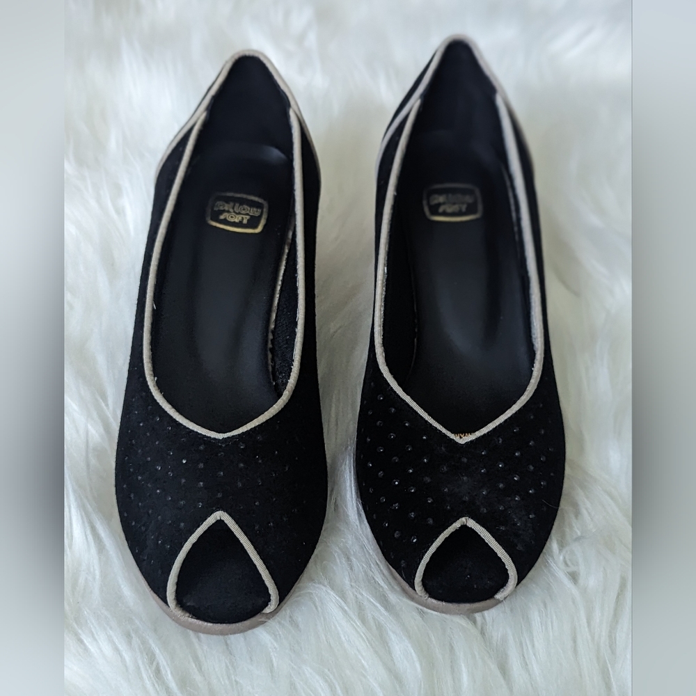 NIB blk suede w/beige trim detail 80s style pillow soft insole laser cut out,